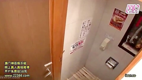 240318飲食店の厠でおせっせした映像a