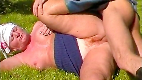 18j Typ Fickt Und Bumst Oma Mit Gurke Anal